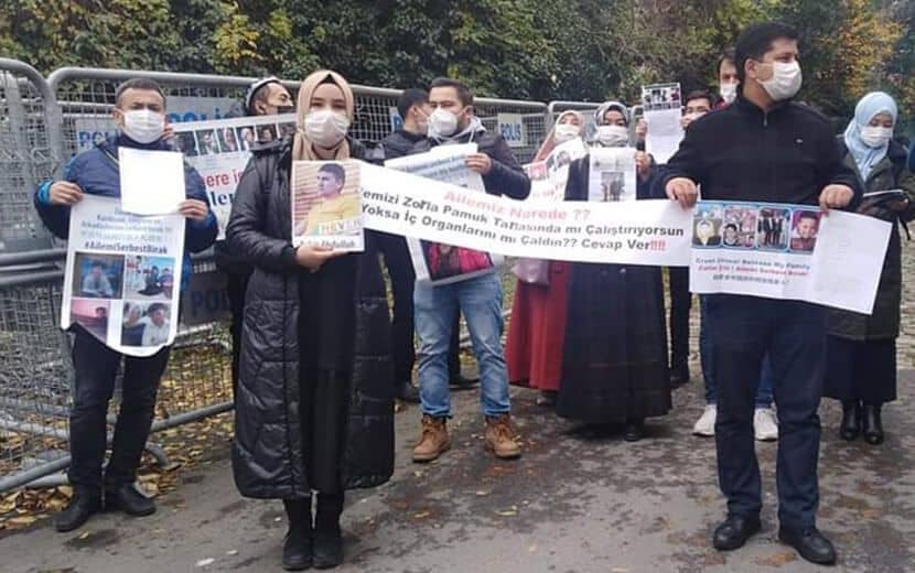 Müslüman Uygurlar Günlerdir Çin Konsolosluğu Önünde