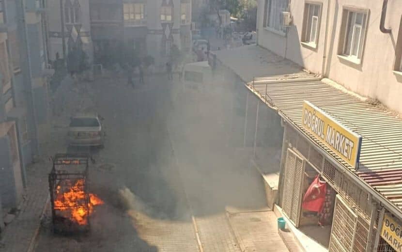 Irkçı Vandallık İzmir’de: Suriyelilere Ait Evler Ateşe Verilip, Taşlandı!