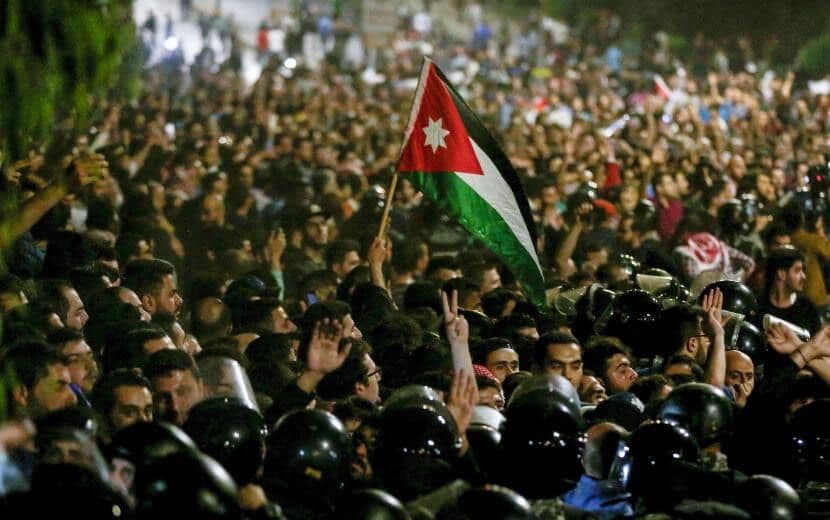 Ürdün Kaynıyor Başbakan İstifa Etti