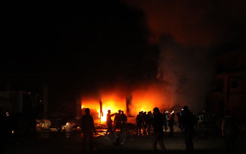 İdlib’de Camii ve Pazar Yeri Bombalandı: 20 Ölü, 80 yaralı