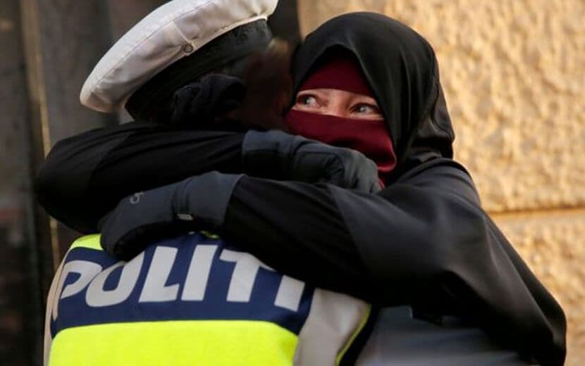 Burkalı Protestocuya Sarılan Polise Soruşturma