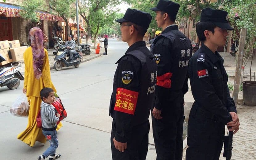 Müslüman Uygurlara Çin İşkencesi