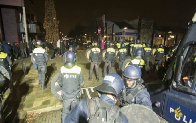 Hollanda’da Cami Önünde “İslam Karşıtı” Gösteri