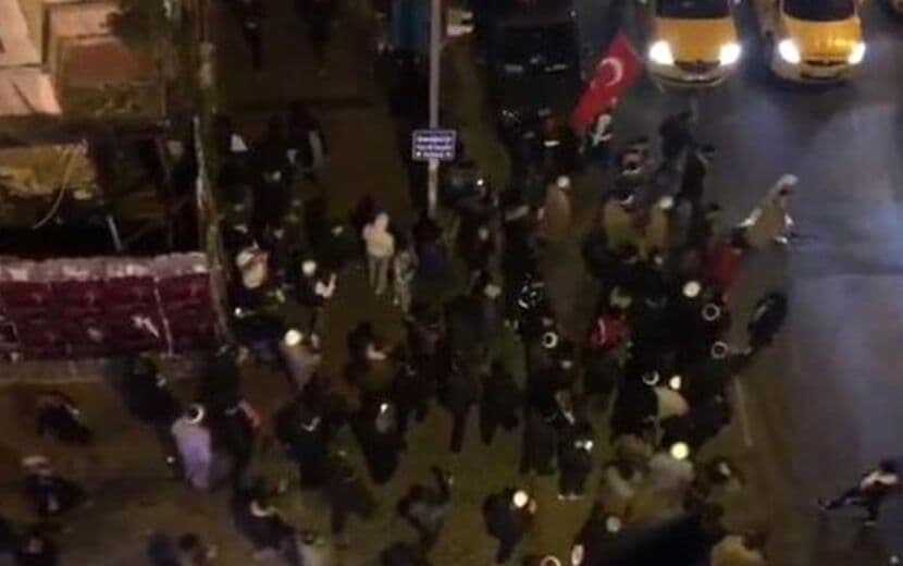 Ezan Yürüyüşüne Polisten Sert Müdahale