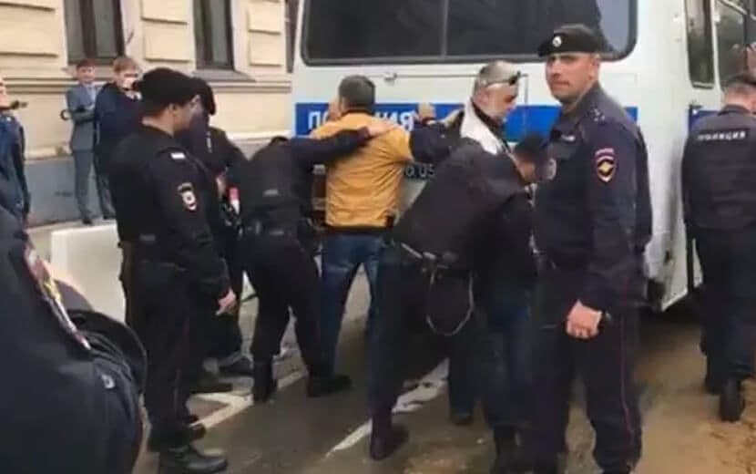 İşgalci Ruslar Kırımlı Siyasi Tutsaklara Destek Verenleri Gözaltına Aldı!