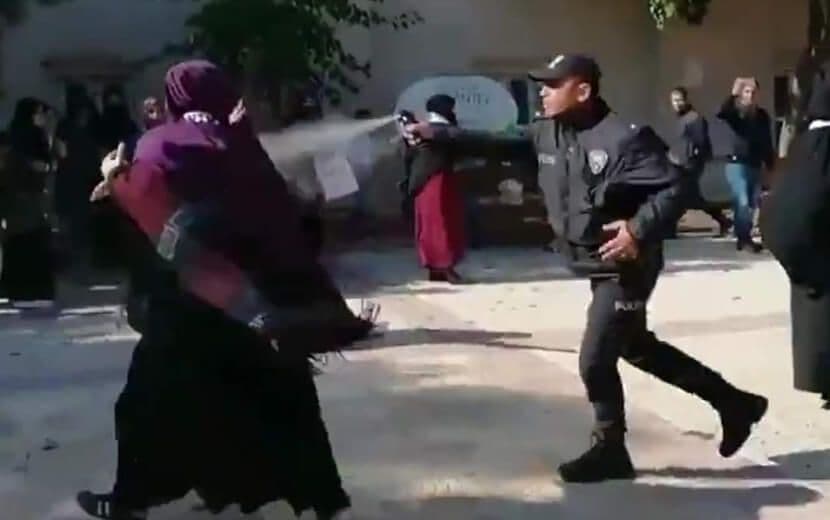 Polisten Kadın ve Çocuklara Çirkin Müdahale