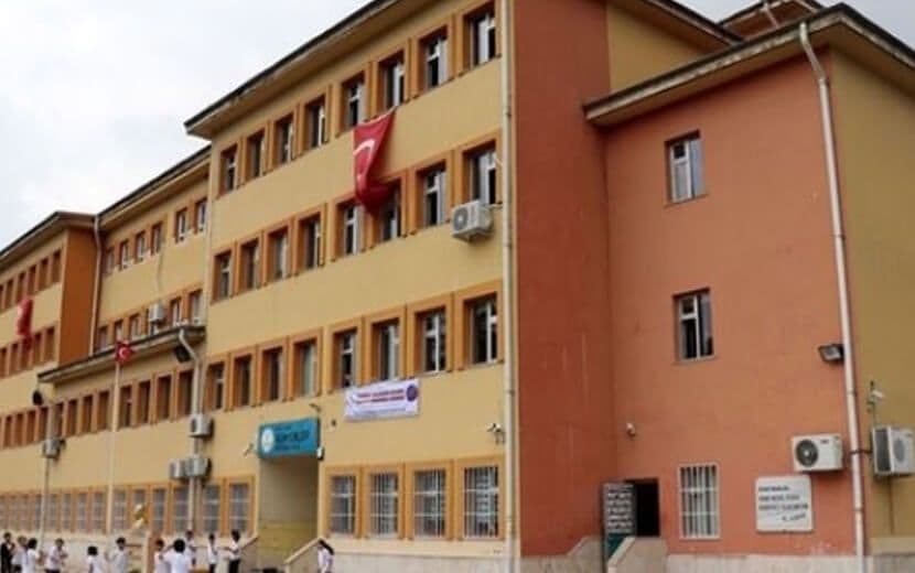 Çocuklara Dini Hristiyan Misyonerler Öğretiyor