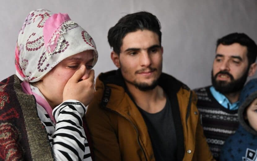 Suriyeli Kahraman Kurtardığı Depremzedelerin Yanında