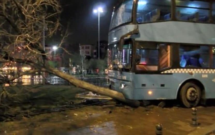 Halk Otobüsü Durağa Daldı: Yaralılar Var