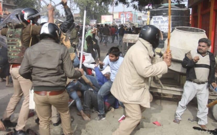 Hindistan Polisi Müslüman Öğrencilere Saldırdı!