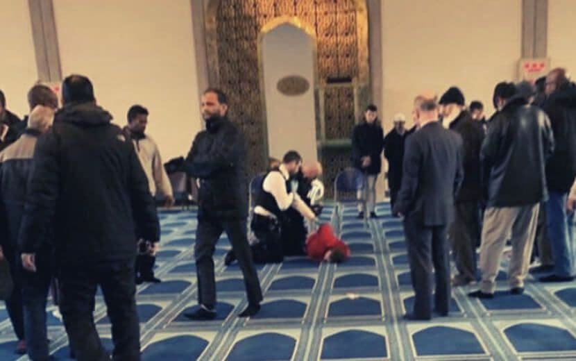 İngiltere’de Namaz Kılan Müezzin Bıçaklandı