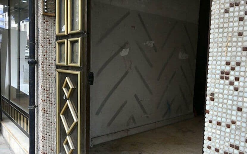 Hırsızlar Güpegündüz Bina Kapısını Çaldı