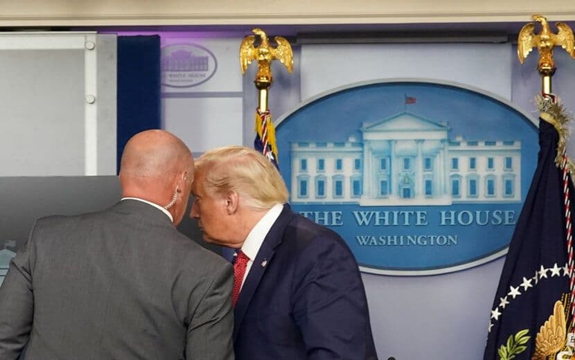 Silah Sesleri Üzerine Trump Salondan Çıkarıldı