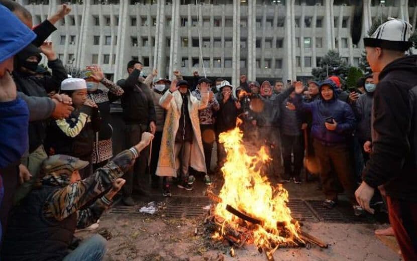 Kırgızistan’da Muhalefet Hükümet Binalarını Bastı!