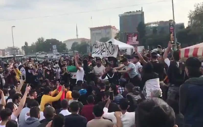 İslam Düşmanları Suriyelilerin Eylemini Hazmedemedi