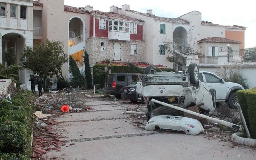 Ayvalık ve Çeşme’de Hortum Hasara Yol Açtı