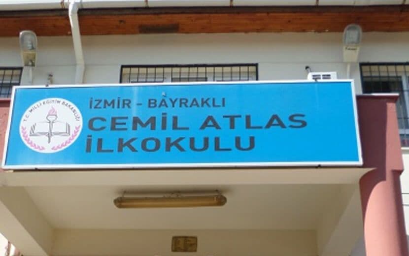 İzmir’de Okul Yönetiminden Başörtüsü Düşmanlığı