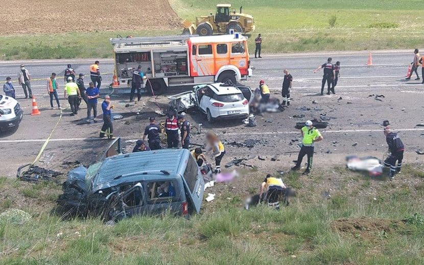 Sivas’ta Trafik Kazası: 9 Kişi Hayatını Kaybetti