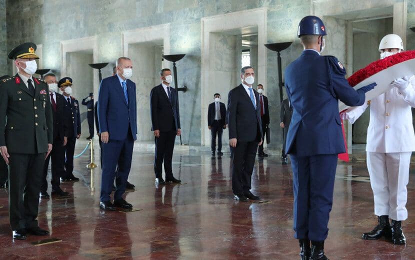 Kemalist Ritüel Bozulmadı: Erdoğan, Anıtkabir’de Tazimde Bulunup, Kabir Ehliyle Konuştu