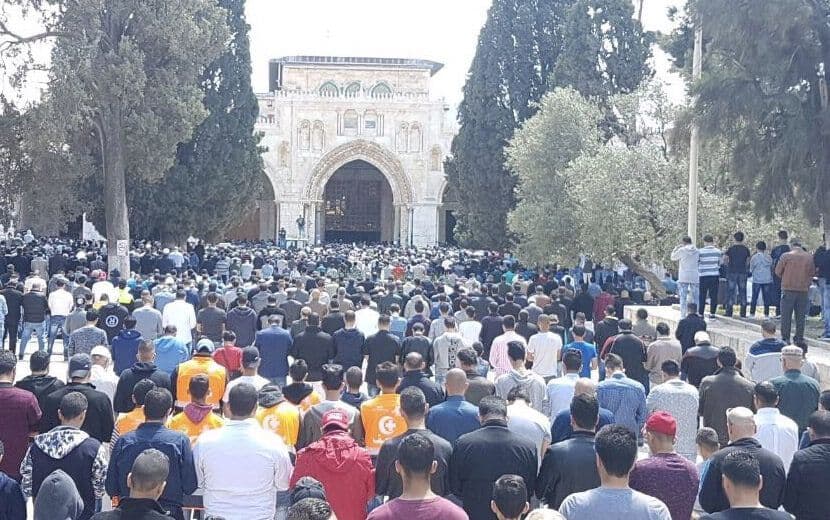 Baskı ve Tehditlere Rağmen Aksa’da 50 Bin Müslüman Cuma Namazı Kıldı