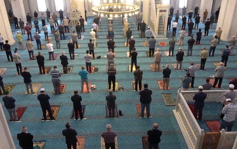 Diyanet, 1.5 Senedir Dayattığı Mesafeli Saf Zulmüne Son Verdi