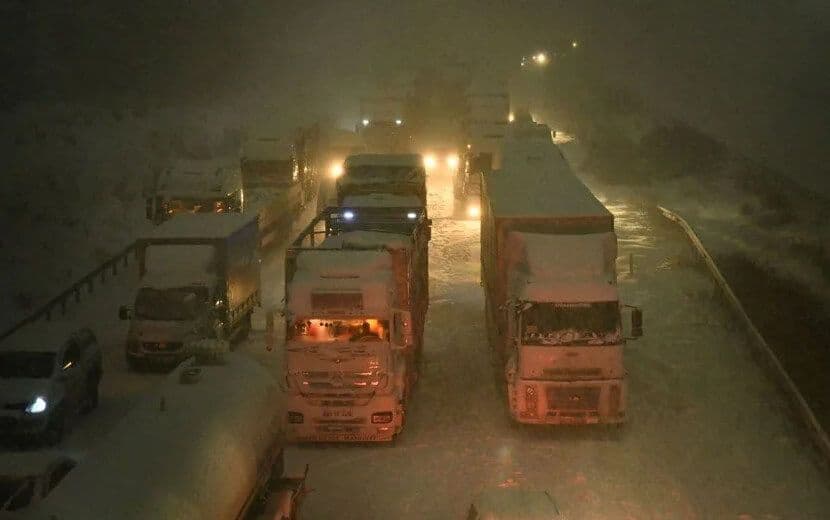 Gaziantep’te Yoğun Kar Nedeniyle Binlerce Kişi Otoyolda Mahsur