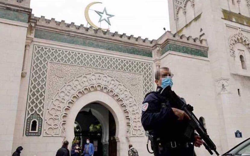 İslam Düşmanı Fransa, Bir Camiyi Daha Kapattı!