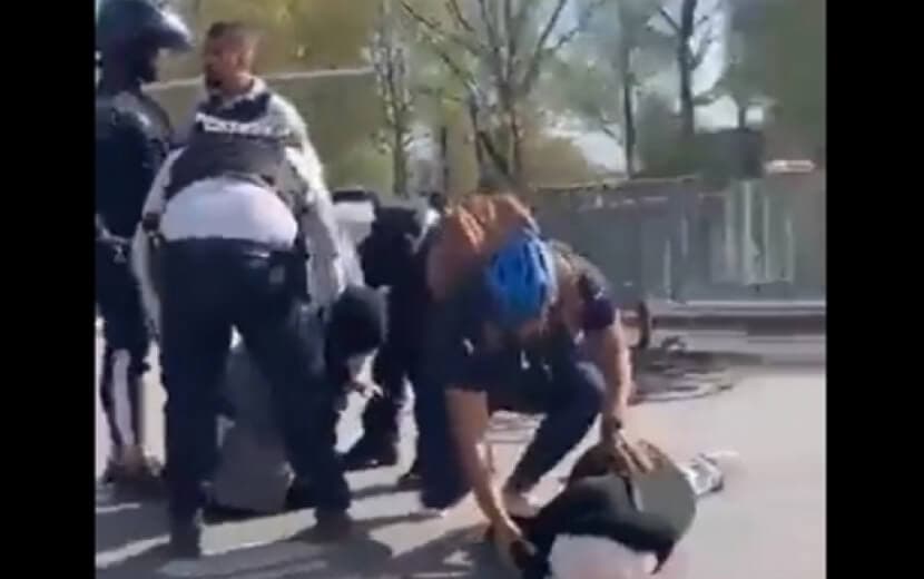 Fransız Polisi ‘Başörtülü İki Kadını’ Yol Ortasında Darp Etti!