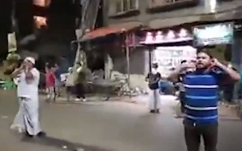 Hindistan’da Camilerin Sesi Kısılınca, Müslümanlar Sokakta Ezan Okudu