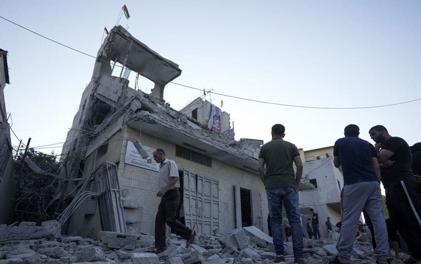 İşgalci “İsrail”, Filistinli Ailenin Evini Havaya Uçurdu, 2 Müslümanı Katletti