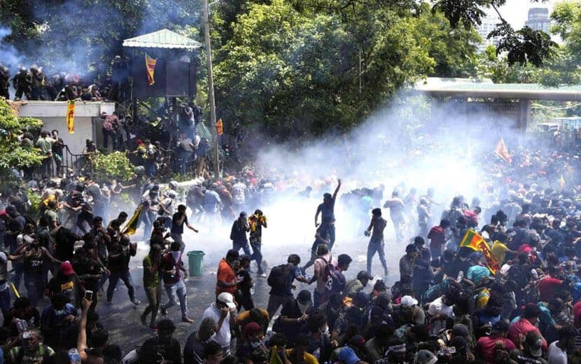 Sri Lanka’da OHAL İlan Edildi: Devlet Başkanı Yurt Dışına Kaçtı