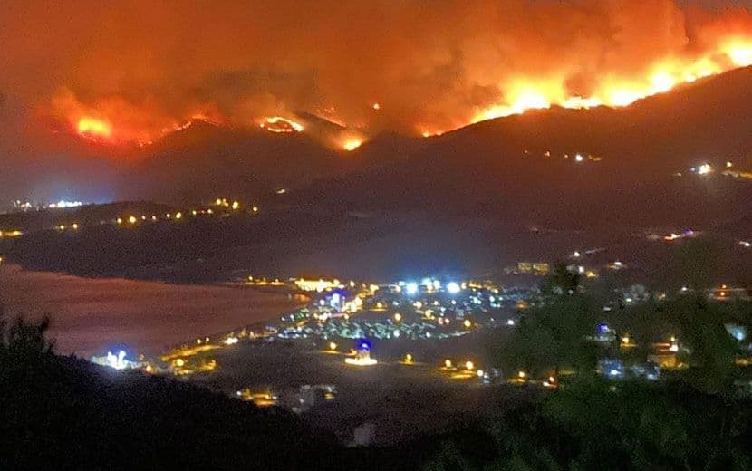 Mersin’de Orman Yangını: Yüzlerce Konut Boşaltıldı