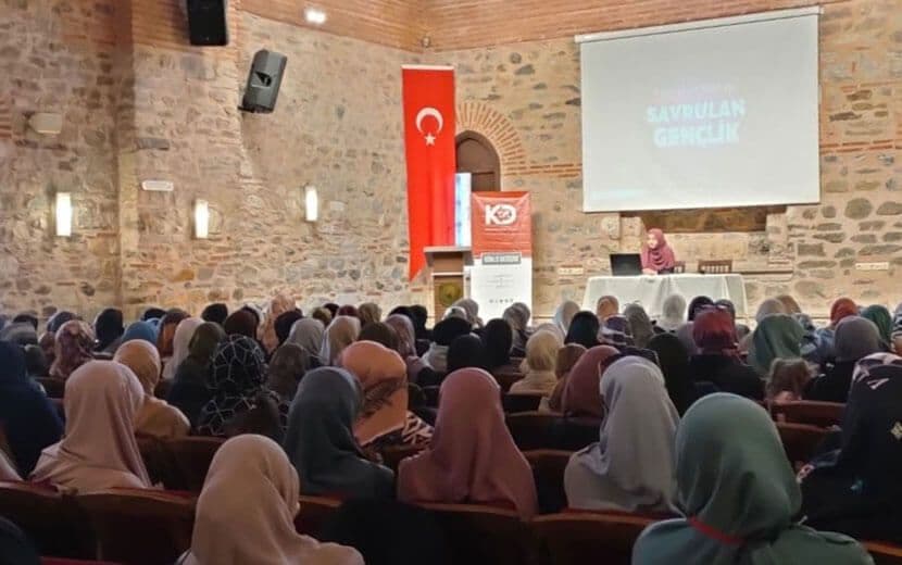 Köklü Değişim Kadın Kolları’ndan Bursa’da Panel: “İnançsızlık Tuzağına İtilen Gençlik”