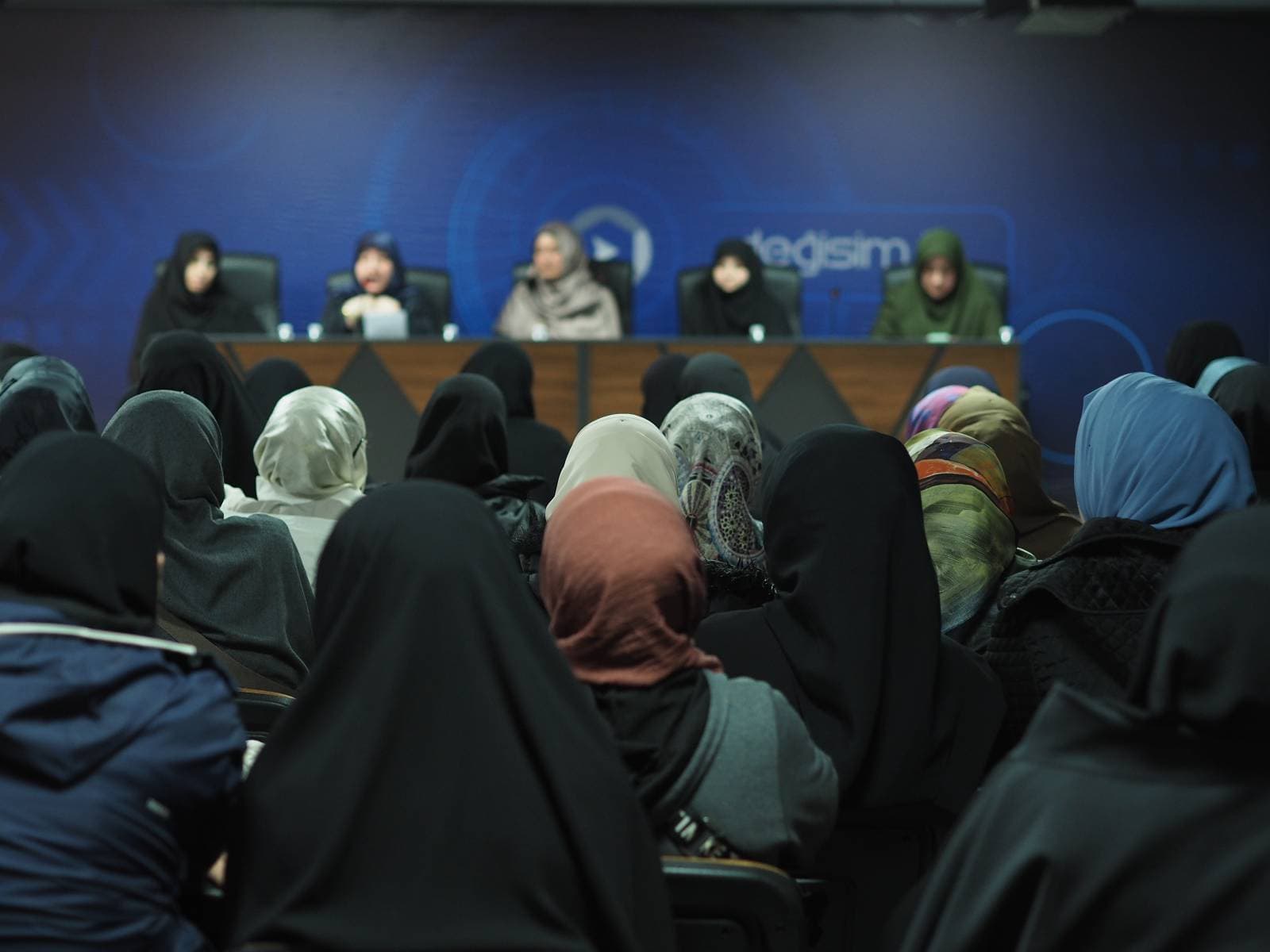 Köklü Değişim Kadın Kolları “Küresel Saldırılar Altındaki Aile” Konferansı Düzenledi