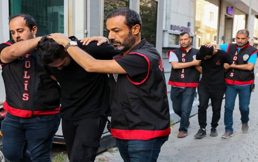 İzmir’de Kur’an-ı Kerim’e Gavurca Saldırı