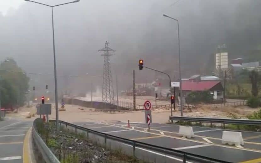 Artvin’de Sel ve Heyelan Yolları Kapattı