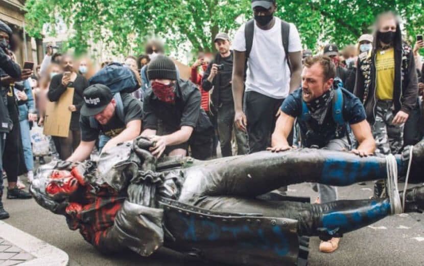 ABD Eski Başkanı Jefferson’ın Heykeli de Yıkıldı!