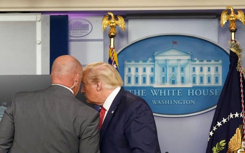 Silah Sesleri Üzerine Trump Salondan Çıkarıldı