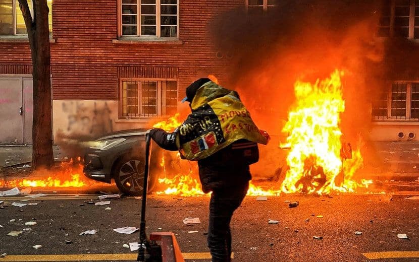 Paris’te Şiddet Olayları: 30 Gözaltı!