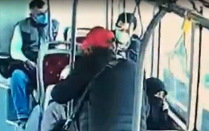 İzmir’de Tesettürü Yüzünden Bir Müslüman Darp Edildi