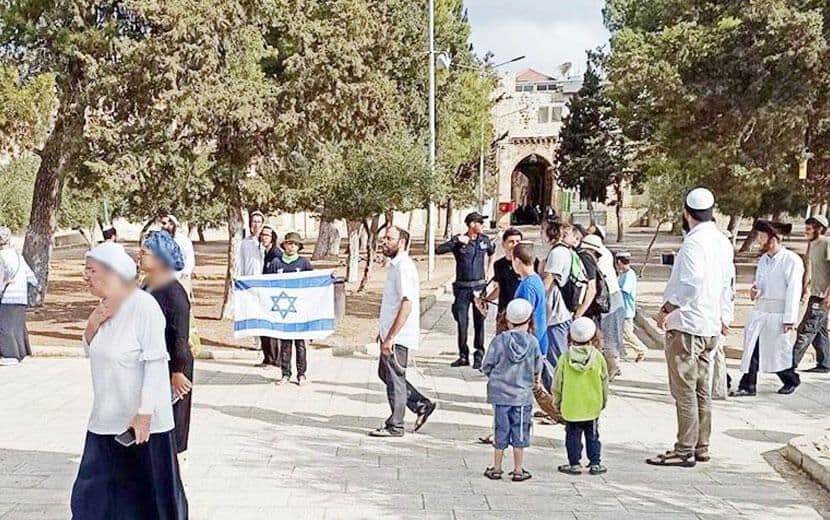 Harem-i Şerif’e Necis Saldırı: “İsrail” Paçavrası Açtılar!