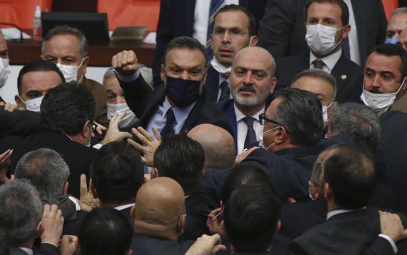 TBMM Yine Aynı: Kavga, Küfür, Hakaret