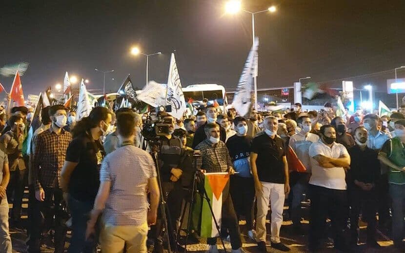 ADANA’DAKİ ABD KONSOLOSLUĞU ÖNÜNDE MÜSLÜMANLAR “HİLAFET” DİYE HAYKIRDI