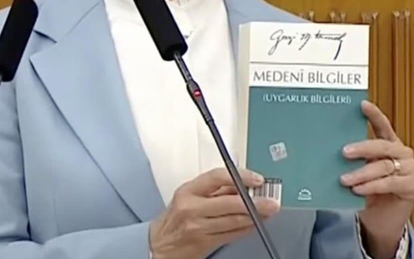 Meral Akşener, İslam’a Hakaret İçeren Kitabı Okullarda Okutmayı Vadetti