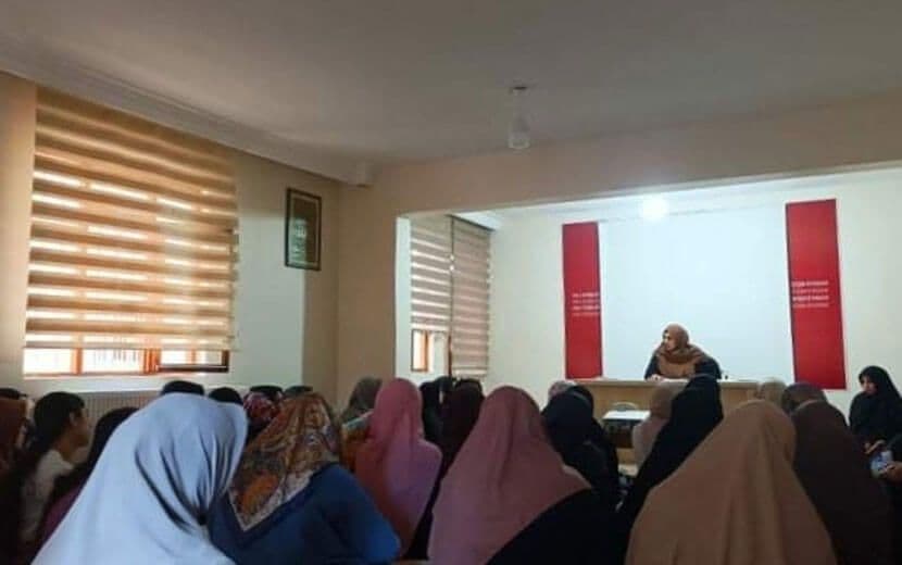 Köklü Değişim Kadın Kolları’ndan Diyarbakır’da Panel: "Hiç Şikayet Etmeyin, Bu Gençlik Sizin Eseriniz!"