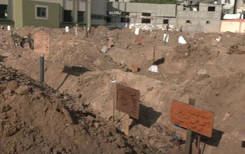 Gazze’deki Şifa Hastanesi’nin Bahçesi Mezarlık Oldu