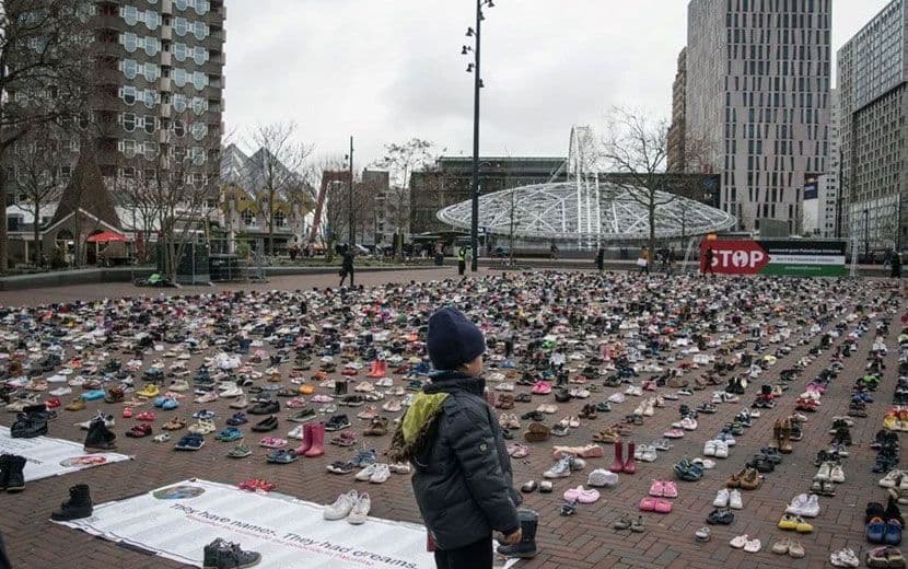 Hollanda, “İsrail” Vahşetini 8 Bin Çift Çocuk Ayakkabısı İle Protesto Etti