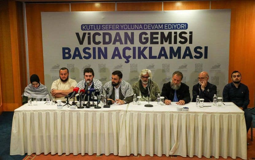 İşgalcinin Vurduğu Vicdan Gemisi: "Buradayız Gitmiyoruz"