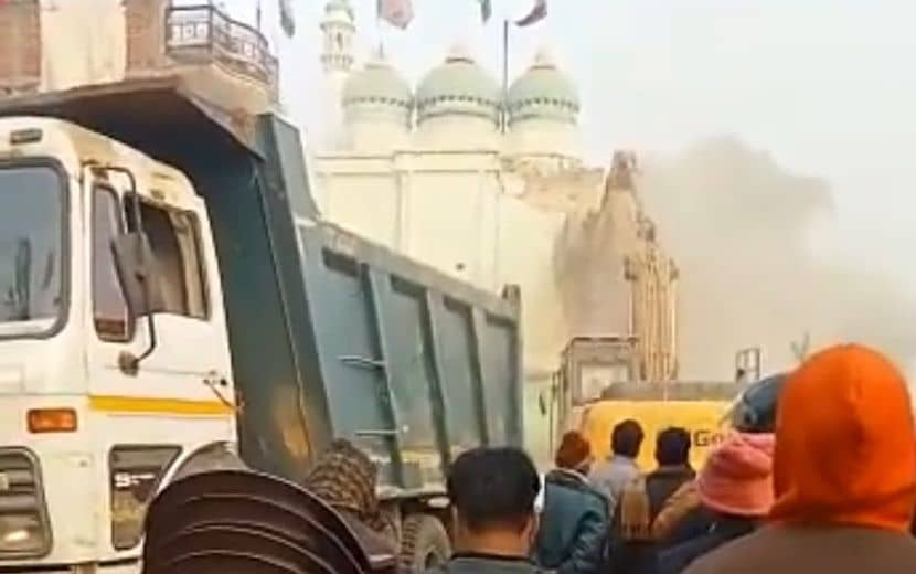 İslam Düşmanı Hindistan Yönetimi, 5 Asırlık Camiyi Yıktı