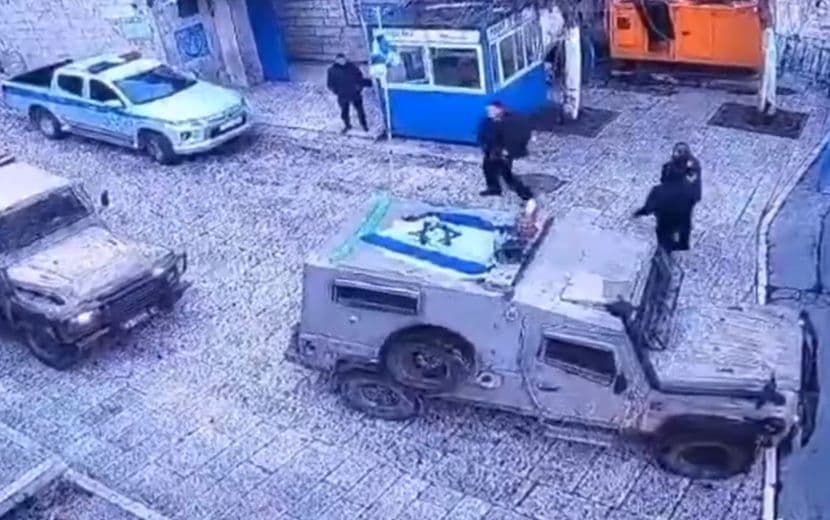 “İsrail” Güçleri, Filistin Polisini Tokatlayıp, Aşağıladı